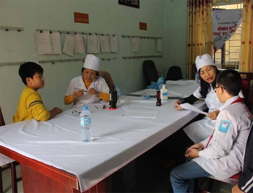Khám, tư vấn và cấp thuốc bổ mắt cho 840 trẻ em Phú Thọ