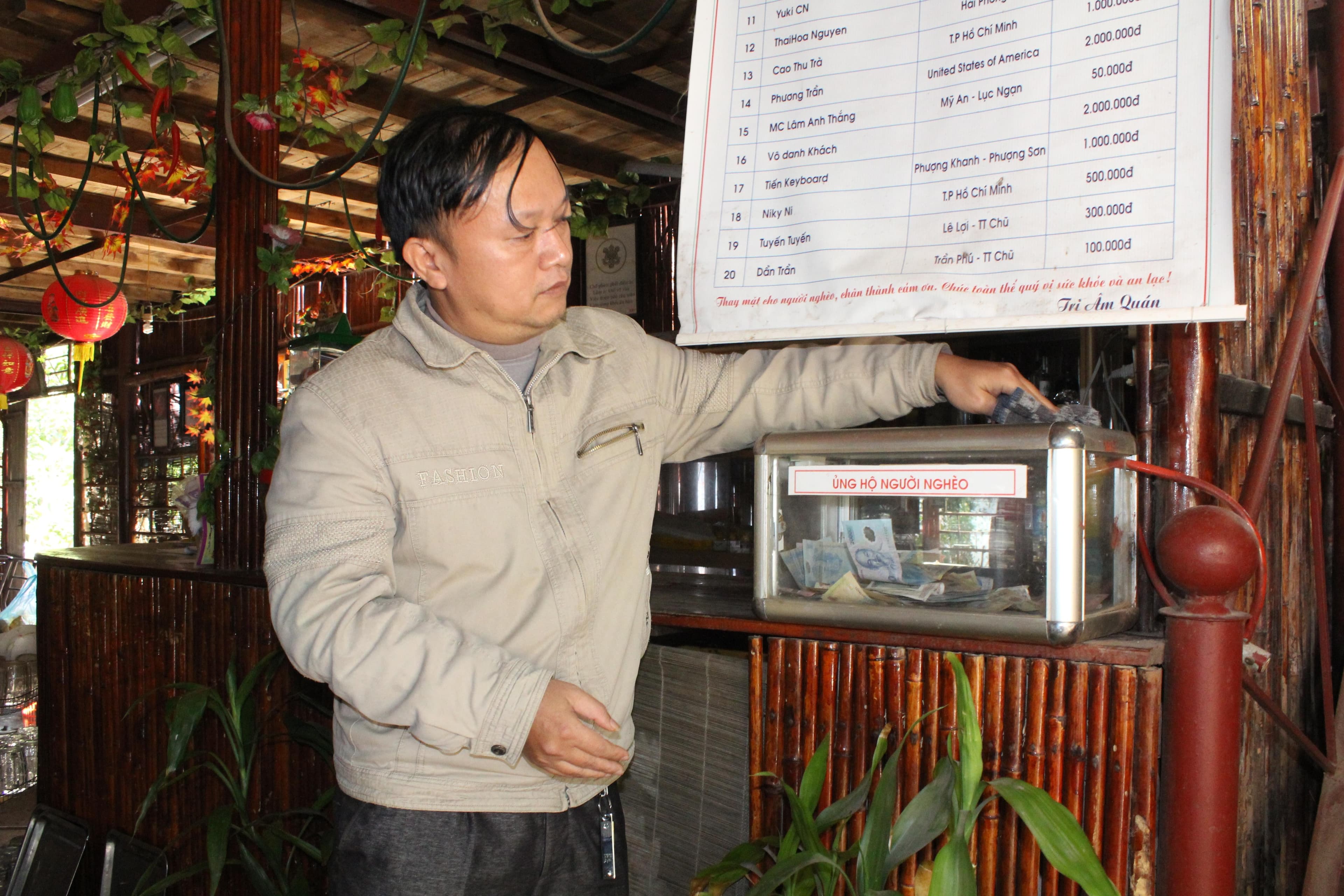 Chiếc hòm từ thiện và quà tặng nghĩa tình