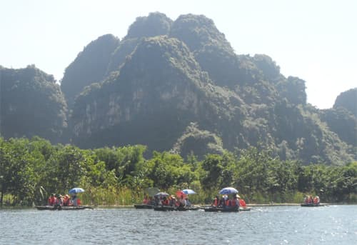 Nhẹ khua sóng nước Tràng An