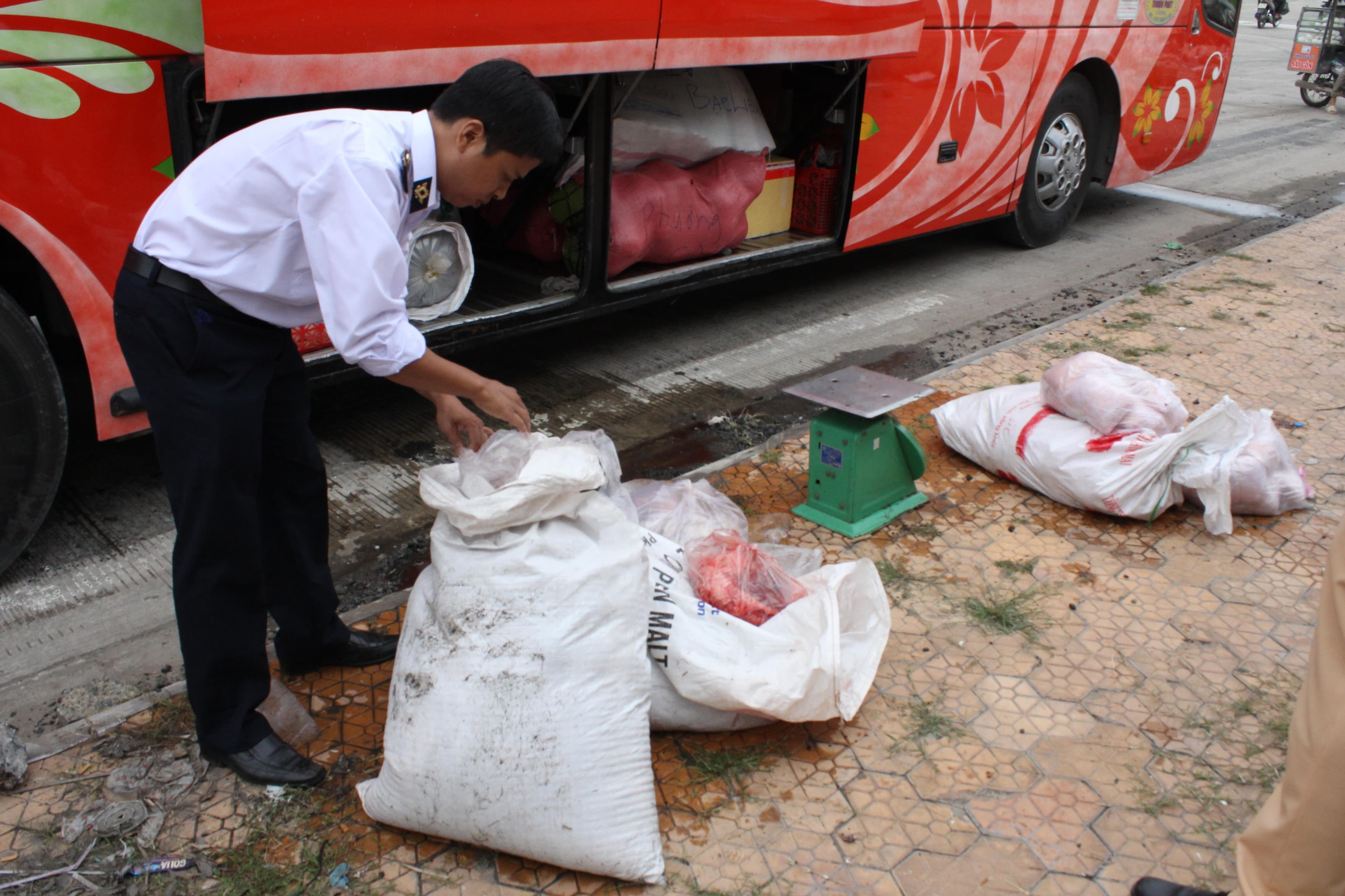 Thu giữ gần 200kg thực phẩm "bẩn"