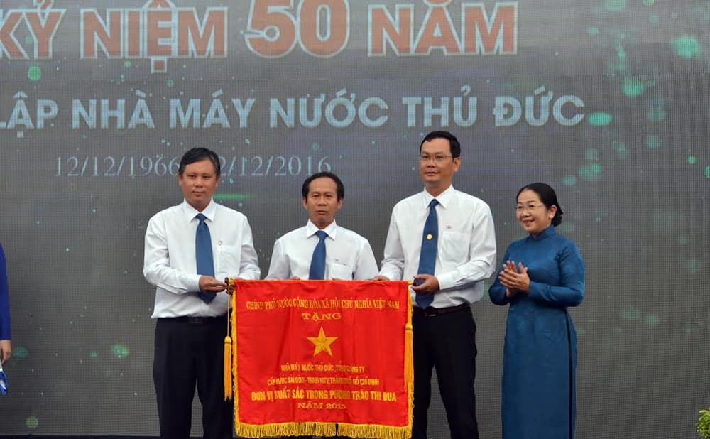 Tổng công ty Cấp nước Sài Gòn nhận cờ thi đua của Chính phủ