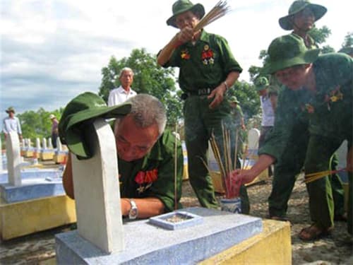 Thì thầm gọi tên đồng đội