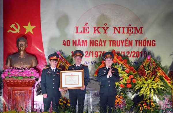 Kho 190 đón nhận Bằng khen của Bộ trưởng Bộ Quốc phòng