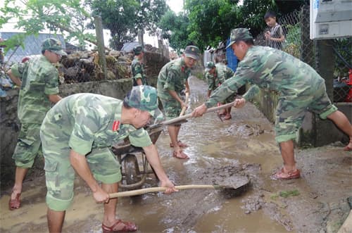 Bộ đội giúp nhân dân Phú Yên khắc phục mưa lũ