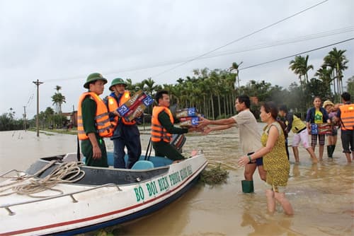 Bộ đội Biên phòng Quảng Ngãi cứu trợ nhân dân vùng lũ