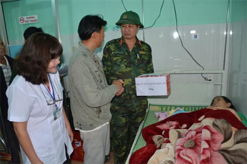 Giúp sản phụ “vượt cạn” trong đêm mưa, lũ