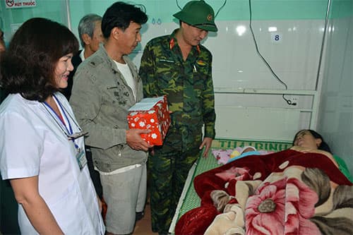 Giúp sản phụ “vượt cạn” trong đêm mưa lũ