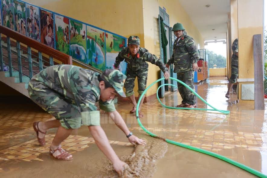 Bộ CHQS tỉnh Quảng Ngãi giúp dân vùng “rốn lũ”