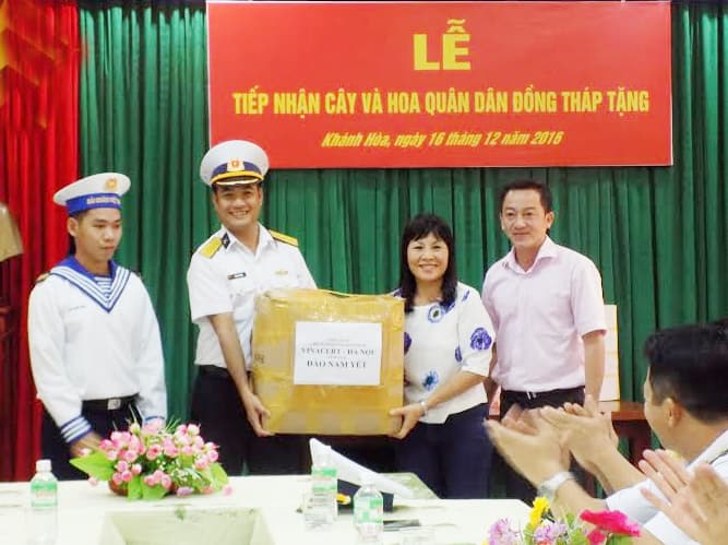 Đón nhận những món quà thiết thực gửi đến Trường Sa