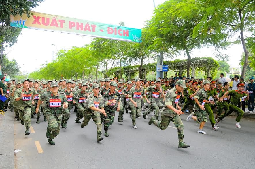 Sôi nổi giải chạy vũ trang và giải việt dã học sinh năm học 2016-2017