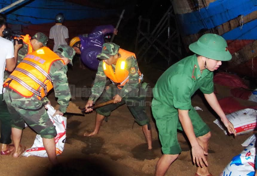 Bộ đội Biên phòng giúp dân trong lũ