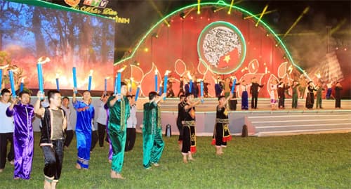 Giao lưu nghệ thuật “Vì nhân dân quên mình”