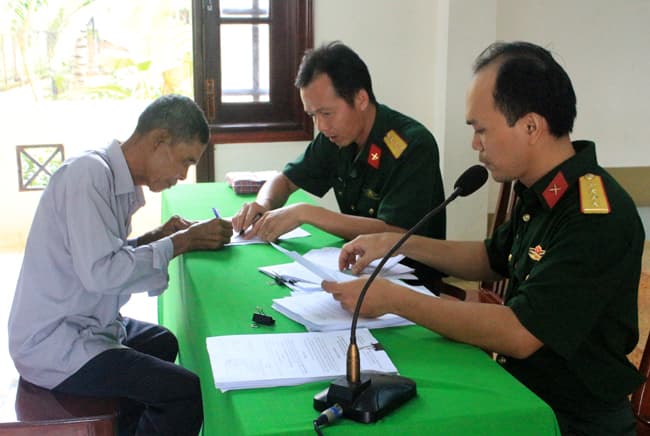 Hơn 200 người có công được nhận tiền trợ cấp