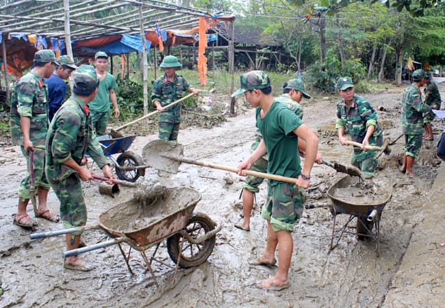 LLVT tỉnh Quảng Nam giúp dân khắc phục hậu quả sau lũ