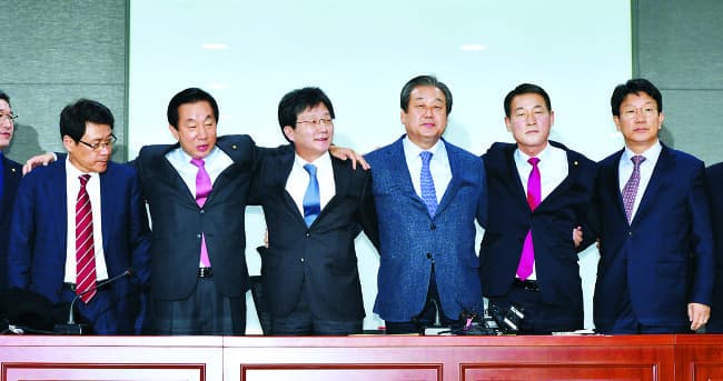 Hàn Quốc: Hàng chục nghị sĩ rời đảng cầm quyền để phản đối Tổng thống