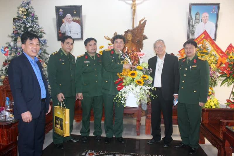 Bộ CHQS tỉnh Nghệ An chúc mừng Tòa giám mục Giáo phận Vinh