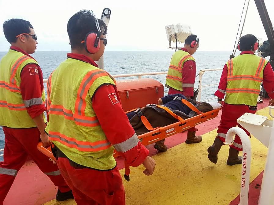 PVEP POC cứu sống ngư nhân bị thương trên biển