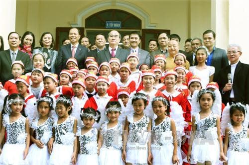 Chủ tịch Ủy ban Trung ương MTTQ Việt Nam thăm và chúc mừng đồng bào Công giáo nhân dịp Giáng sinh