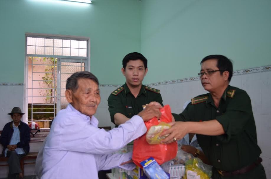 Bộ đội Biên phòng tỉnh Bình Định tặng quà nhân dân bị thiệt hại do mưa lũ