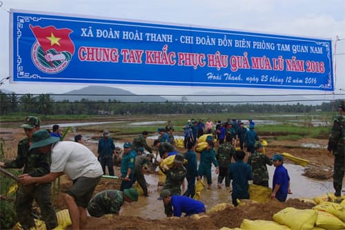 Bộ đội Biên phòng tỉnh Bình Định giúp nhân dân nạo vét sa bồi, thủy phá
