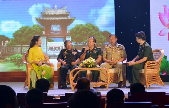 Giao lưu nghệ thuật “Thắm tình biên cương”