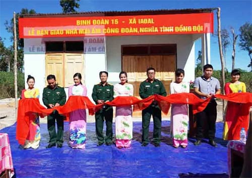 Trao tặng nhà “Mái ấm công đoàn, nghĩa tình đồng đội”