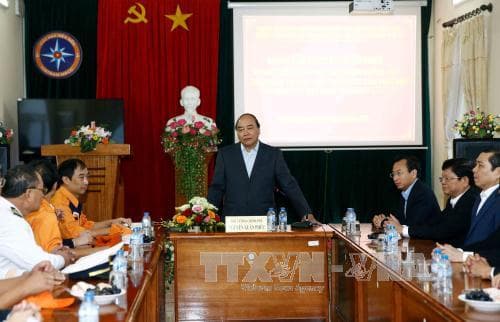 Thủ tướng Nguyễn Xuân Phúc thăm Cảng Đà Nẵng và Trung tâm phối hợp tìm kiếm cứu nạn hàng hải Việt Nam Khu vực II