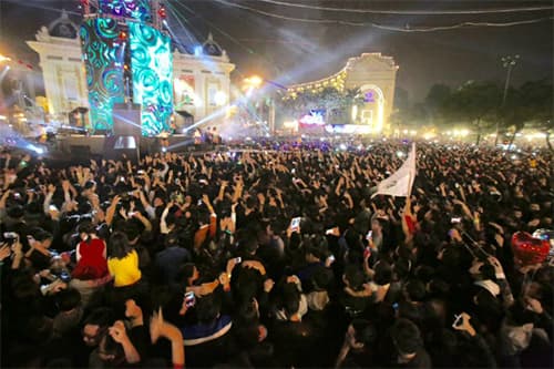Người dân Thủ đô tưng bừng chào đón Năm mới 2017
