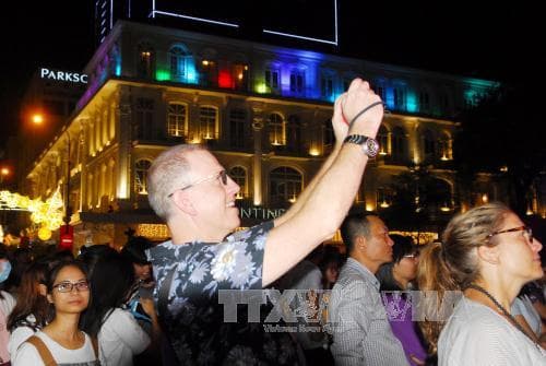 Người dân cả nước hân hoan chào đón Năm mới 2017