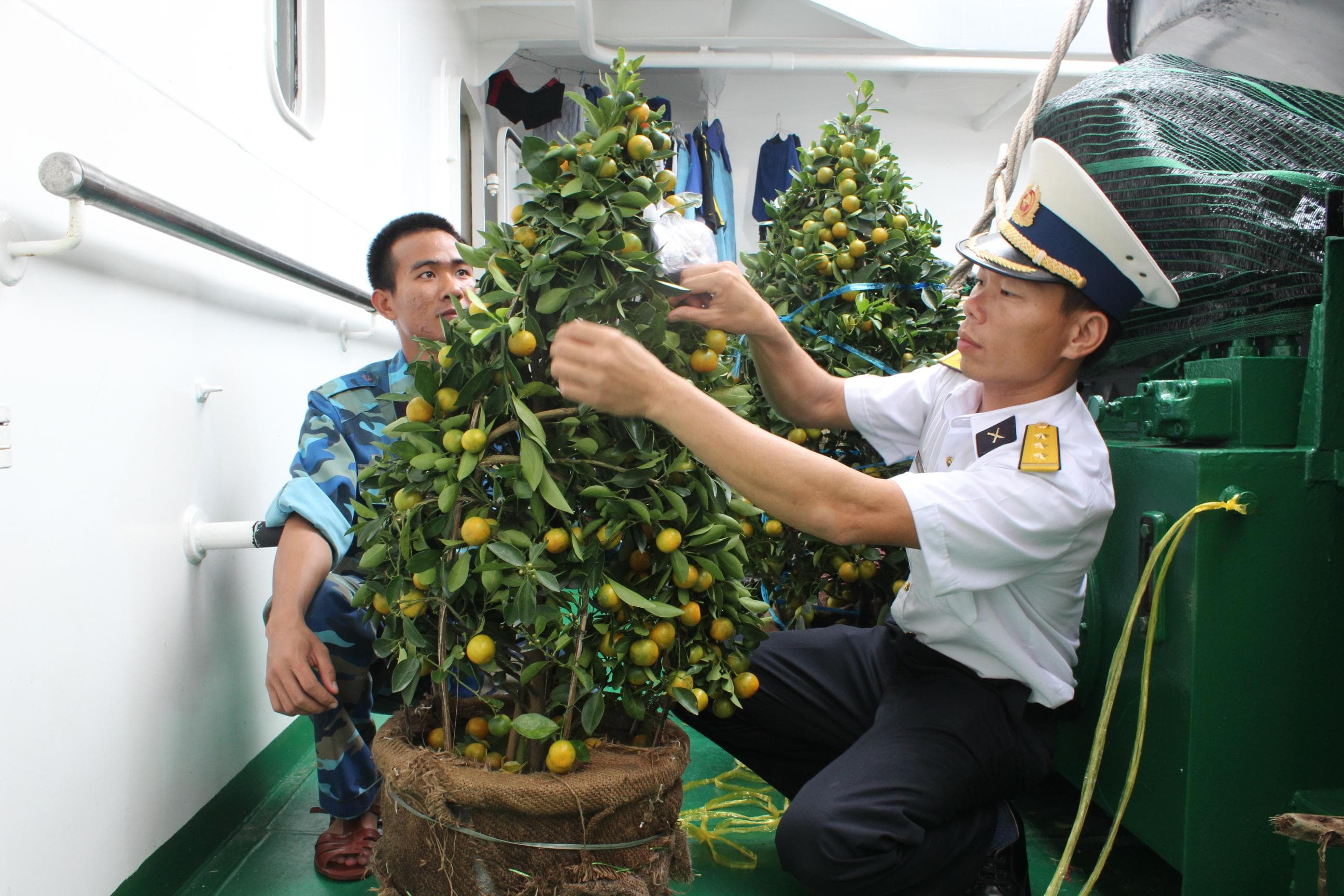 Mang Tết đến với quân, dân huyện đảo Trường Sa