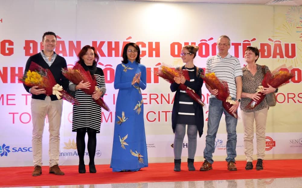 Các địa phương tổ chức đón những vị khách du lịch quốc tế đầu tiên trong năm 2017