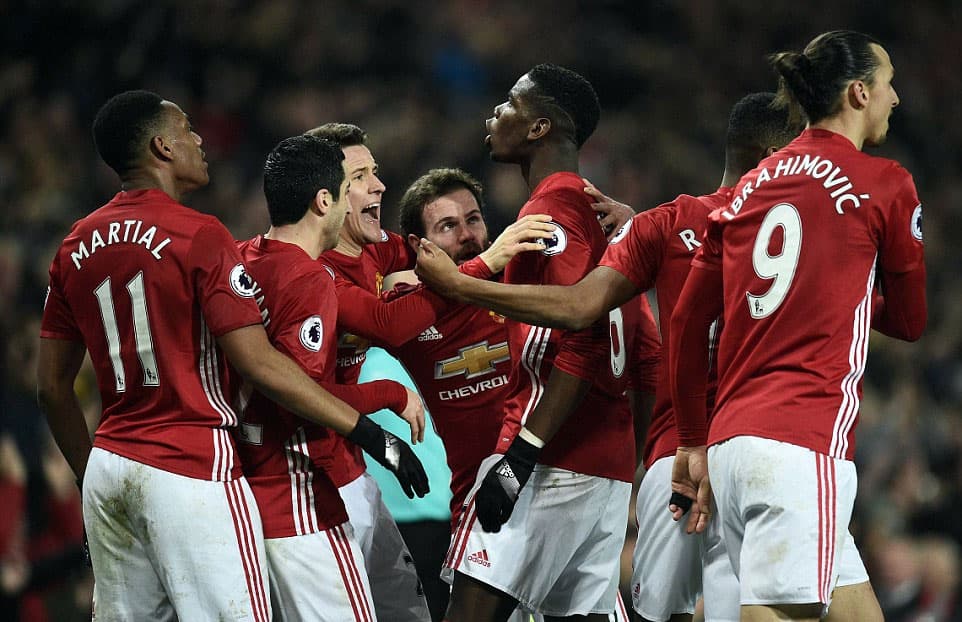 MU lội ngược dòng ngoạn mục, Chelsea vững vàng ngôi đầu
