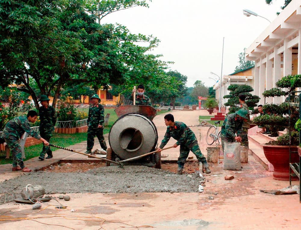 Chăm cây, xây doanh trại