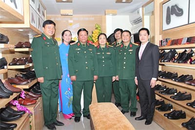 Khai trương cửa hàng bán và giới thiệu sản phẩm giầy