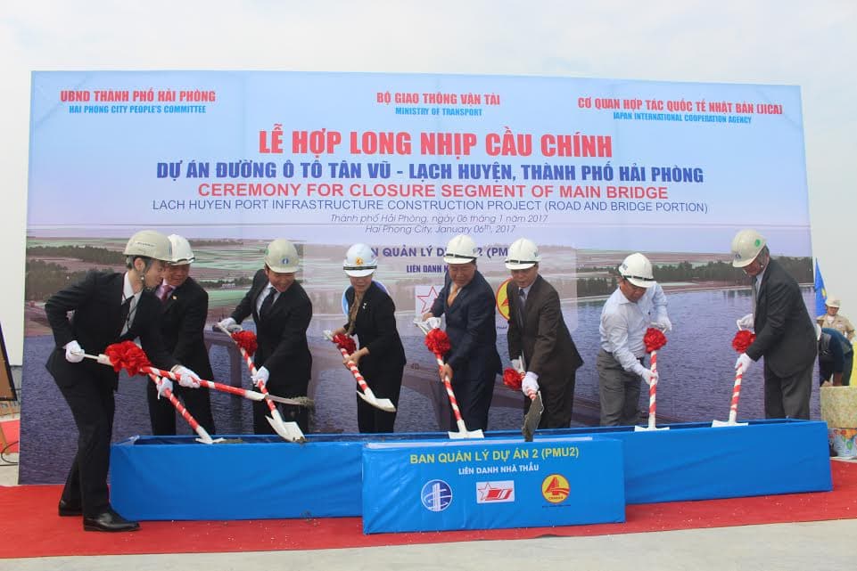 Hợp long nhịp chính cầu vượt biển dài nhất Việt Nam