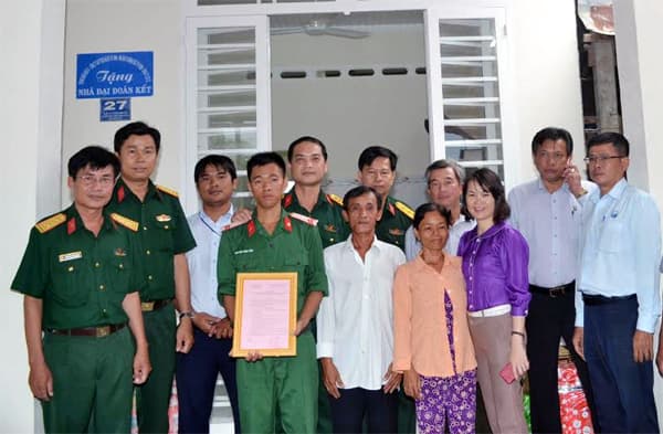Bộ CHQS tỉnh Tây Ninh: Trao nhà đại đoàn kết cho chiến sĩ người dân tộc Tà Mun