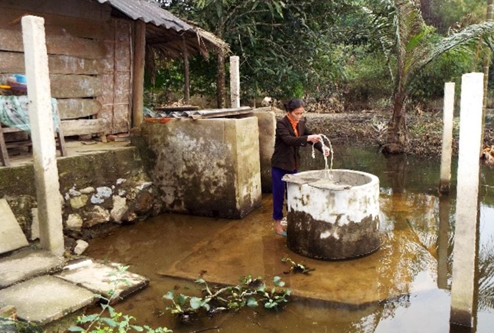 Nhiều hộ dân đang bị nước bẩn “bủa vây”