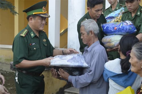 Tặng 170 suất quà Tết cho người dân gặp hoàn cảnh khó khăn do lũ lụt