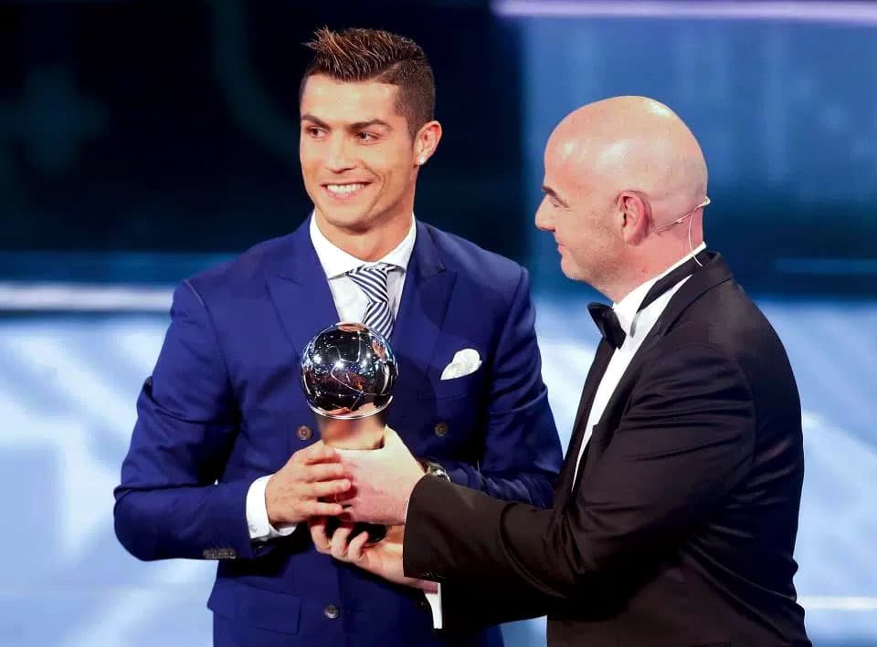 Ronaldo đoạt danh hiệu cầu thủ xuất sắc nhất năm của FIFA
