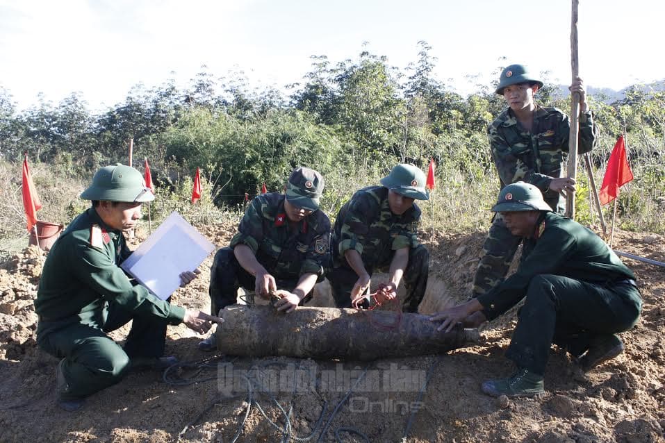 Bộ CHQS tỉnh Kon Tum xử lý an toàn quả bom 250 cân Anh
