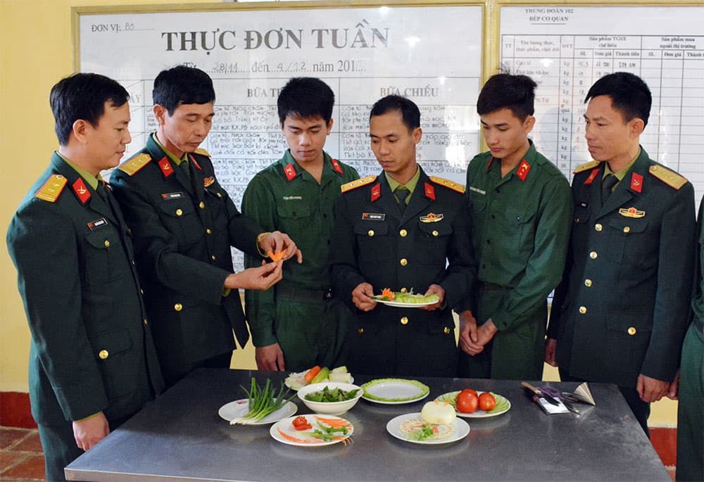 Lo Tết sớm cho bộ đội