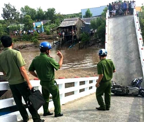 Cà Mau: Sà lan đứt dây neo gây sập cầu, 4 người bị thương