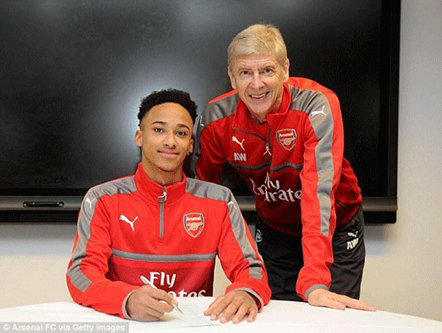 Arsenal ký hợp đồng với công nhân thất nghiệp