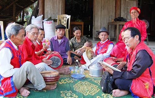“Giữ lửa” hát Chầu văn ở làng quê Phú Hòa