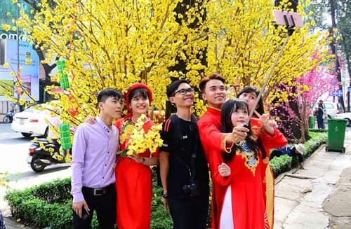 Thành phố Hồ Chí Minh rộn ràng sắc xuân