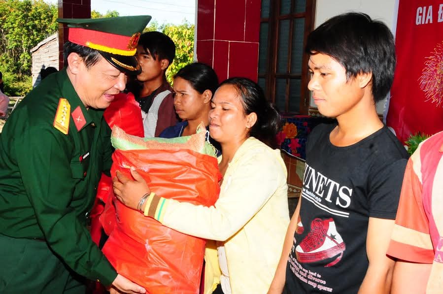 Binh đoàn 15 tặng nhân dân hàng trăm suất quà Tết