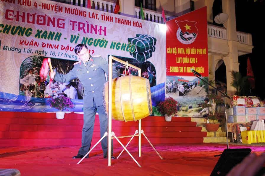 Phối hợp tổ chức chương trình “Bánh chưng xanh vì người nghèo”.