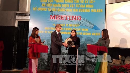 Gia đình cựu binh Mỹ trao hiện vật tặng Ban Quản lý di tích Nhà tù Hỏa Lò