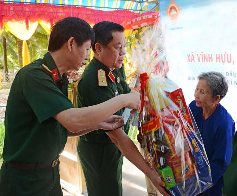 Trung tướng Nguyễn Trọng Nghĩa thăm, chúc Tết gia đình chính sách tỉnh Tiền Giang