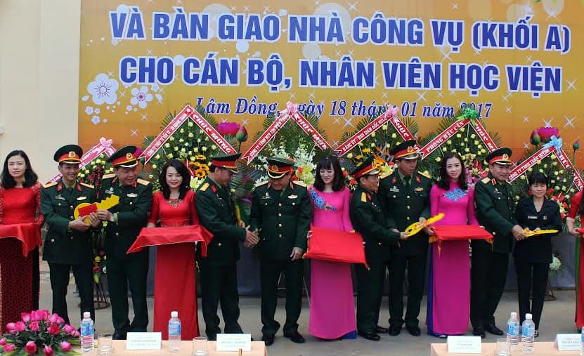 Học viện Lục quân trao nhà công vụ cho gia đình quân nhân